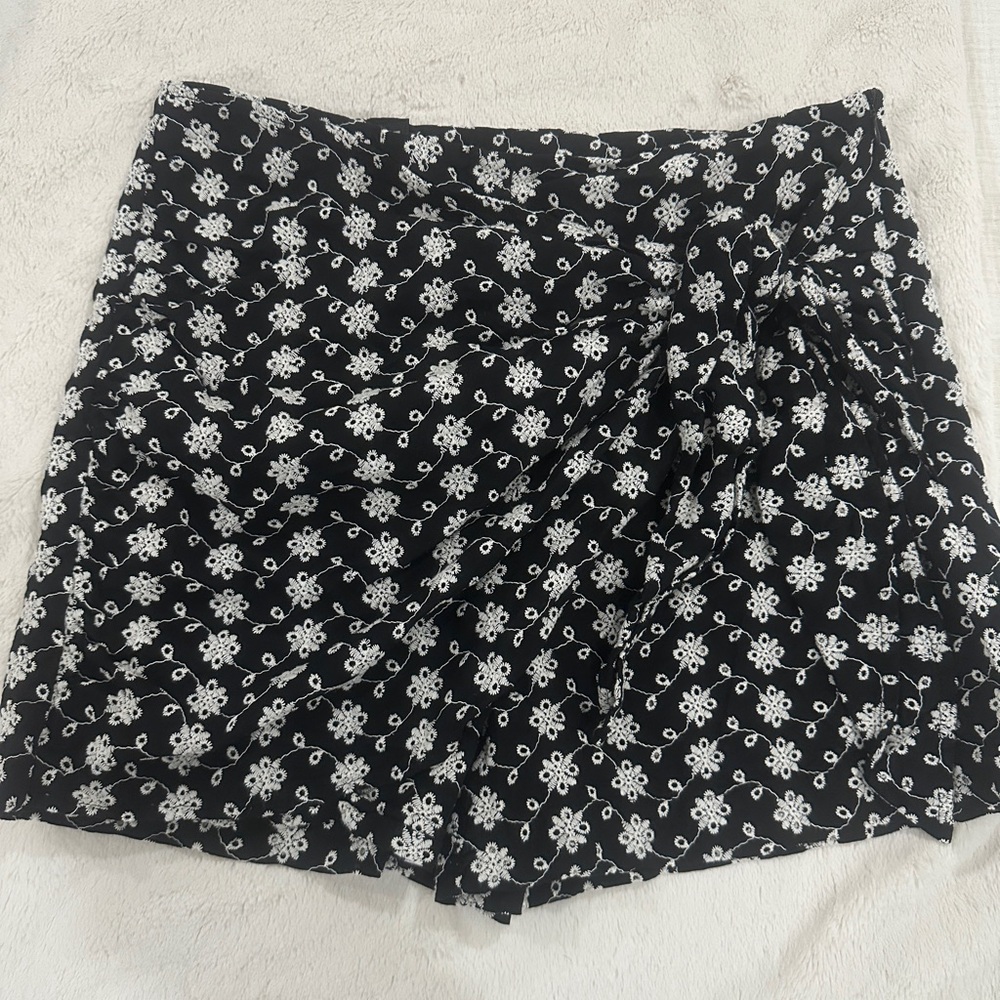 Zara Black and White Floral Women's Shorts